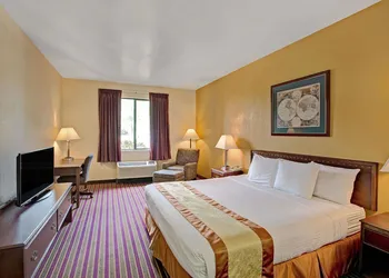 Days Inn & Suites by Wyndham Hickory hotel thumbnail 4