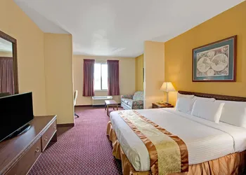 Days Inn & Suites by Wyndham Hickory hotel thumbnail 5