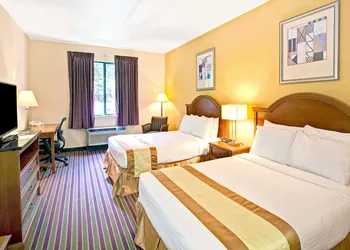 Days Inn & Suites by Wyndham Hickory hotel thumbnail 6