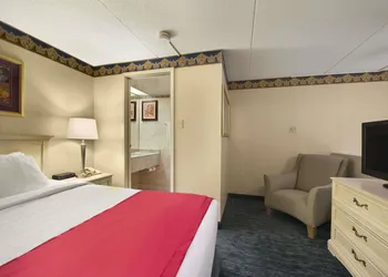 Ramada by Wyndham Trenton hotel thumbnail 3