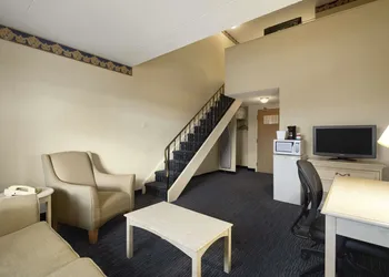Ramada by Wyndham Trenton hotel thumbnail 5