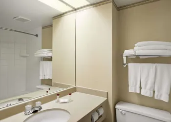 Ramada by Wyndham Trenton hotel thumbnail 6