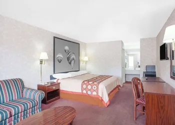 Super 8 by Wyndham Decatur Priceville hotel thumbnail 8
