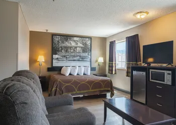 Super 8 by Wyndham Grants hotel thumbnail 6