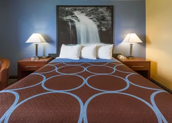 Super 8 by Wyndham Janesville hotel thumbnail 4