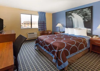 Super 8 by Wyndham Janesville hotel thumbnail 6