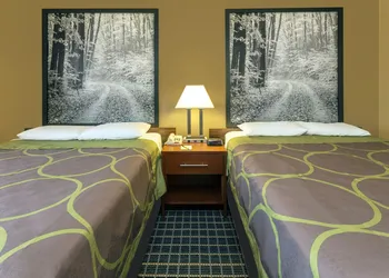 Super 8 by Wyndham Janesville hotel thumbnail 7