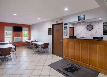 Super 8 by Wyndham Mattoon hotel thumbnail 2