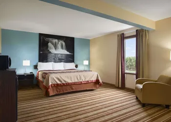 Super 8 by Wyndham Mattoon hotel thumbnail 3