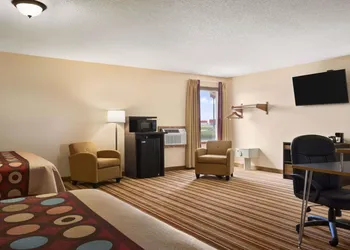Super 8 by Wyndham Mattoon hotel thumbnail 5