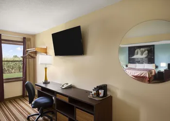 Super 8 by Wyndham Mattoon hotel thumbnail 7