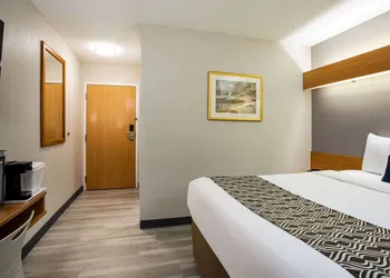 Microtel Inn & Suites by Wyndham Southern Pines / Pinehurst hotel thumbnail 7