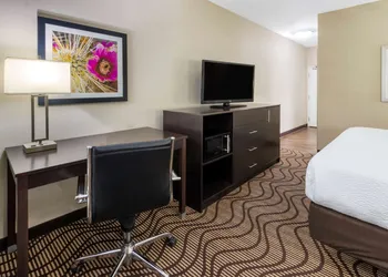 La Quinta Inn & Suites by Wyndham Artesia hotel thumbnail 6