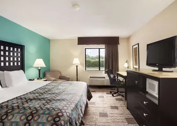 Days Inn by Wyndham Fort Smith hotel thumbnail 6