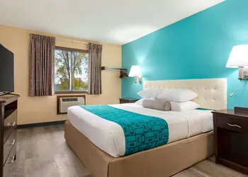 Howard Johnson by Wyndham Waterloo/Cedar Falls hotel thumbnail 4