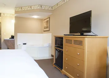 Country Inn & Suites by Radisson, Cedar Falls, IA hotel thumbnail 6