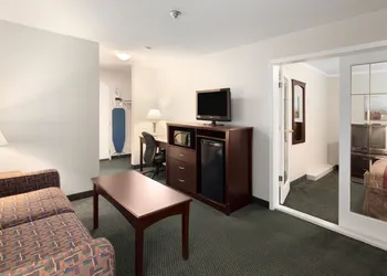 Travelodge by Wyndham Nanaimo hotel thumbnail 8