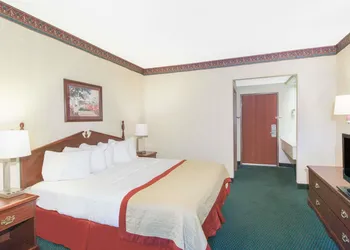 Baymont by Wyndham Jonesboro hotel thumbnail 8