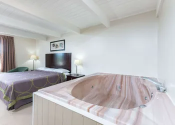 Super 8 by Wyndham Beaver Falls hotel thumbnail 4