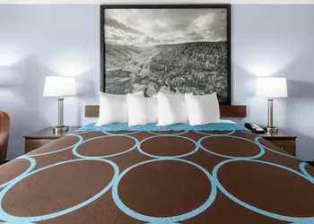 Super 8 by Wyndham Fairmont hotel thumbnail 6