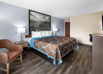 Super 8 by Wyndham Fairmont hotel thumbnail 8