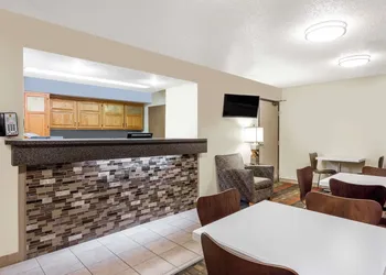 Super 8 by Wyndham Lewisburg hotel thumbnail 2