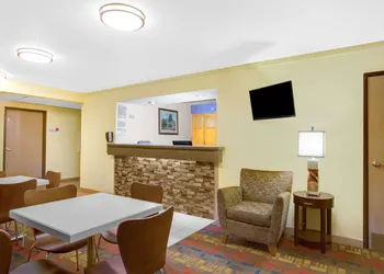 Super 8 by Wyndham Lewisburg hotel thumbnail 3