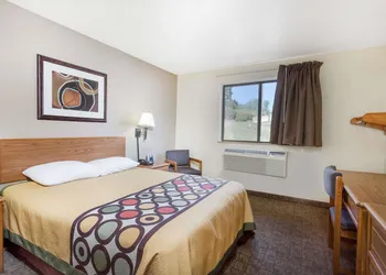Super 8 by Wyndham Lewisburg hotel thumbnail 4