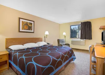 Super 8 by Wyndham Lewisburg hotel thumbnail 5