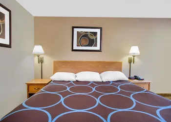 Super 8 by Wyndham Lewisburg hotel thumbnail 6