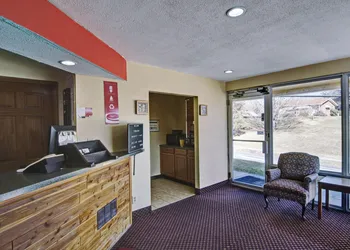 Econo Lodge Near Bluefield College hotel thumbnail 2