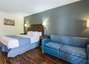 Econo Lodge Near Motor Speedway hotel thumbnail 7