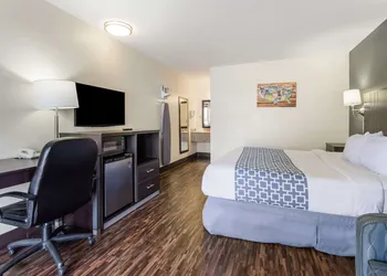 Econo Lodge Near Motor Speedway hotel thumbnail 8