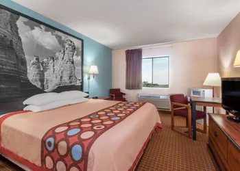 Super 8 by Wyndham Wakeeney hotel thumbnail 3