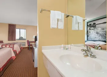 Super 8 by Wyndham Wakeeney hotel thumbnail 4