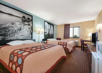 Super 8 by Wyndham Wakeeney hotel thumbnail 5