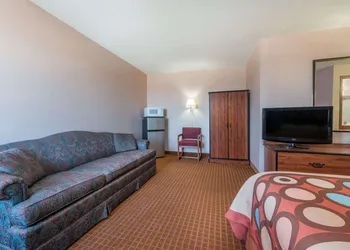 Super 8 by Wyndham Wakeeney hotel thumbnail 7