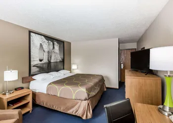 Super 8 by Wyndham Hays KS hotel thumbnail 4