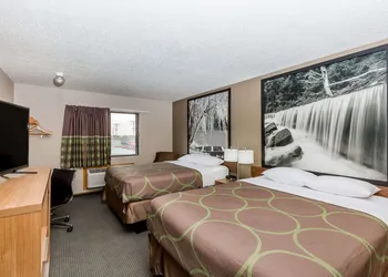 Super 8 by Wyndham Hays KS hotel thumbnail 5