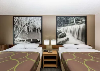 Super 8 by Wyndham Hays KS hotel thumbnail 6