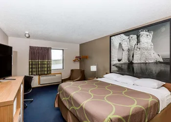 Super 8 by Wyndham Hays KS hotel thumbnail 7