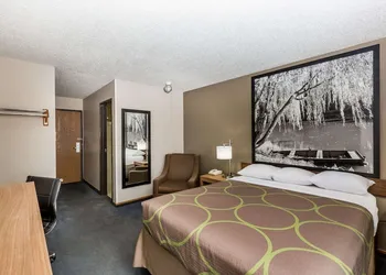 Super 8 by Wyndham Hays KS hotel thumbnail 8