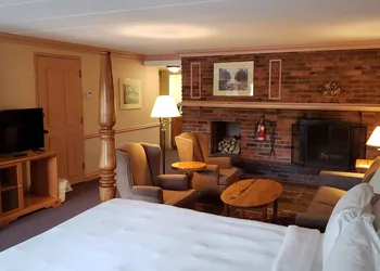 Ramada by Wyndham Pinewood Park Resort North Bay hotel thumbnail 5