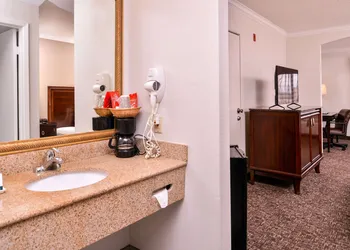 Quality Inn & Suites Beaumont hotel thumbnail 8