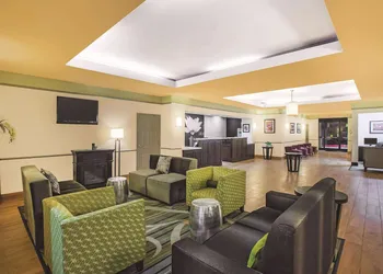 La Quinta Inn & Suites by Wyndham Beaumont West hotel thumbnail 2