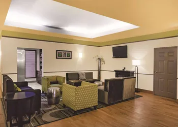 La Quinta Inn & Suites by Wyndham Beaumont West hotel thumbnail 4