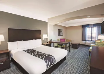 La Quinta Inn & Suites by Wyndham Beaumont West hotel thumbnail 6
