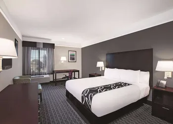 La Quinta Inn & Suites by Wyndham Beaumont West hotel thumbnail 7