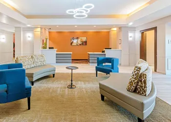 La Quinta Inn & Suites by Wyndham Winnie hotel thumbnail 2