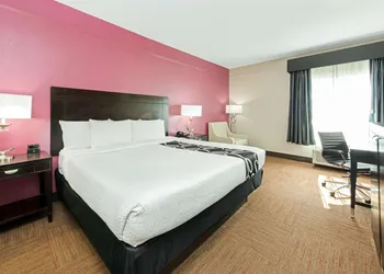 La Quinta Inn & Suites by Wyndham Winnie hotel thumbnail 4